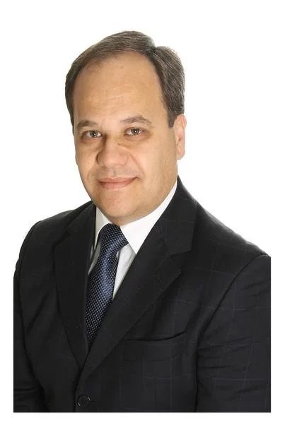 Dr. Jabes Dansiger, advogado fundador do escritório, em traje formal — mais de 25 anos em Direito Empresarial, OAB PR 27.938 e OAB SC 19.064-A